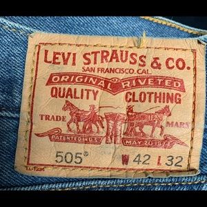 Levi’s 505 42x32 Mens jeans regular fit straight leg distressed 0517